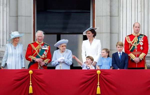  Camilla, Duchess of Cornwall, Prince Charles, Prince of Wales (wearing the uniform of Colo<em></em>nel of the Welsh Guards), Queen Elizabeth II, Prince Louis of Cambridge, Catherine, Duchess of Cambridge, Princess Charlotte of Cambridge, Prince George of Cambridge and Prince William, Duke of Cambridge (wearing the uniform of Colo<em></em>nel of the Irish Guards) watch a flypast from the balcony of Buckingham Palace during Trooping the Colour on June 2, 2022