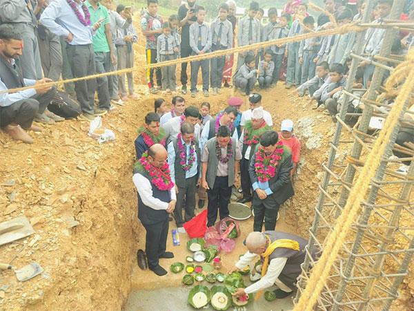 尼泊尔:在印度援助下为学校和旅馆的建设奠基