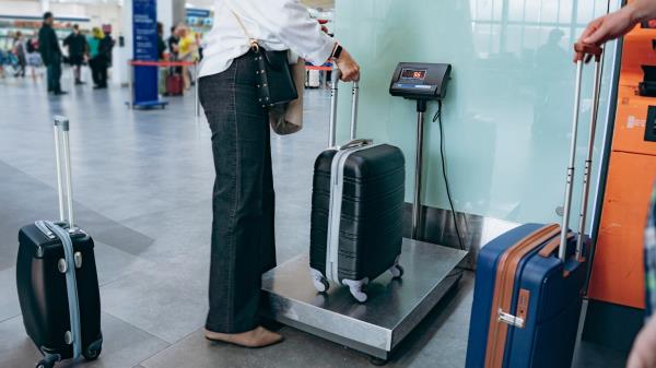 不是每个人都知道飞机上为什么有行李限制一个太重的手提箱不仅意味着额外的费用