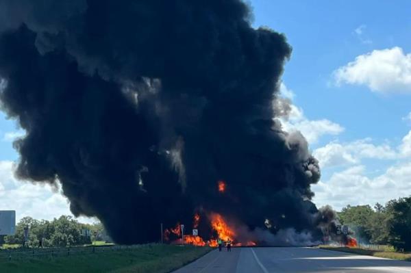 一辆油罐车在德克萨斯州高速公路上爆炸，造成数人重伤